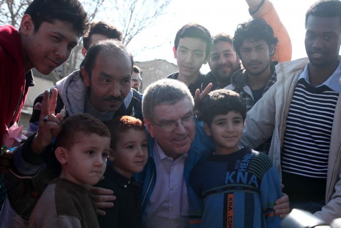 'Galatasaray' formalı mülteciler, IOC Başkanı Bach ile futbol oynadı