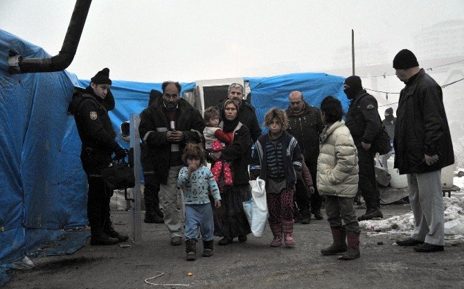 Dikmen’de Çadırlarda Yaşayan Suriyeliler Tahliye Edildi