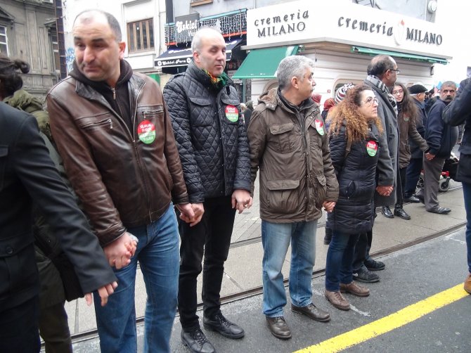 Barış için insan zinciri oluşturdular