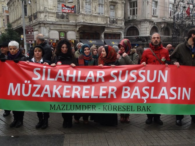 Barış için insan zinciri oluşturdular