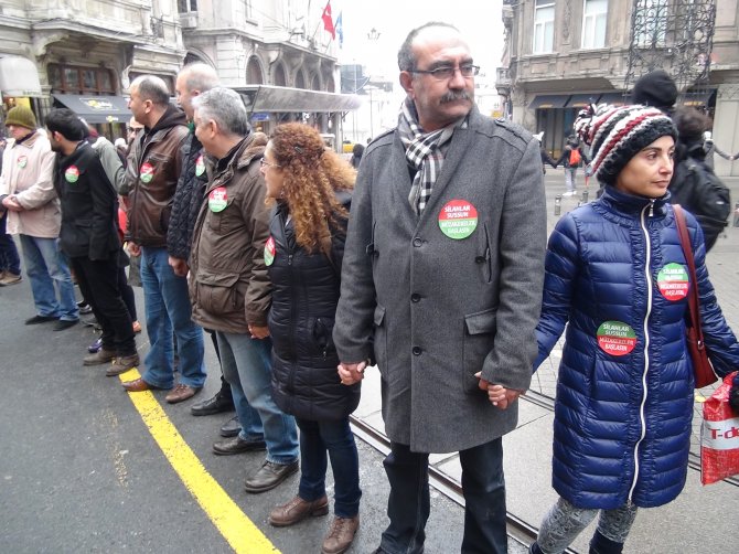 Barış için insan zinciri oluşturdular
