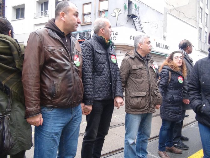 Barış için insan zinciri oluşturdular
