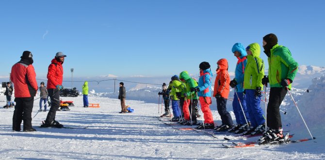 Tatvan Kaymakamlığından öğrencilere ücretsiz kayak eğitimi