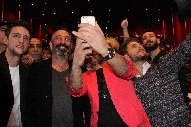 Cem Yılmaz, Mersin’de İftarlık Gazoz Filminin Galasına Katıldı
