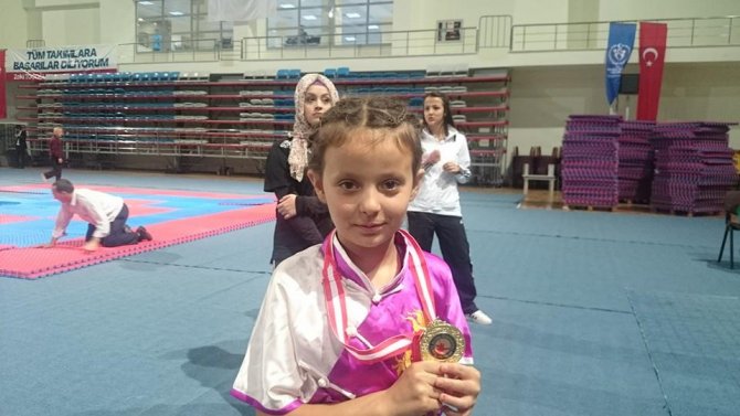 Diyarbakırlı Oya, madalyalara doymuyor