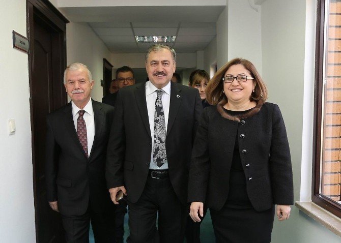 Bakan Eroğlu’ndan Başkan Fatma Şahin’e Ziyaret