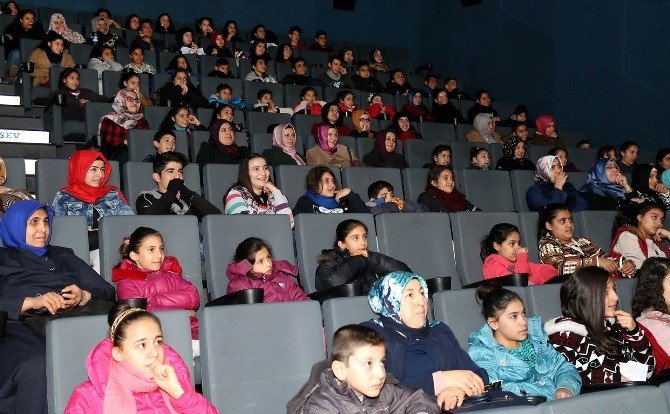 Lise Öğrencileri Yetim Çocuklarını Sinemaya Götürdü