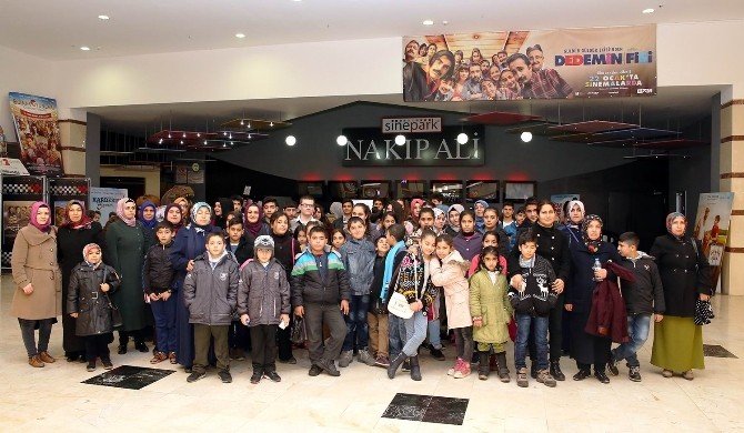 Lise Öğrencileri Yetim Çocuklarını Sinemaya Götürdü