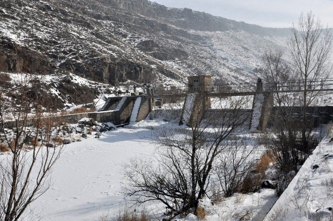 Soğuklar Kars’ta Hes Barajını Dondurdu