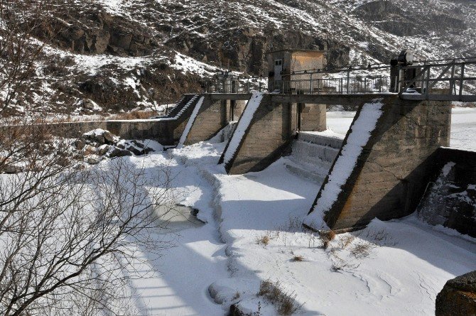 Soğuklar Kars’ta Hes Barajını Dondurdu