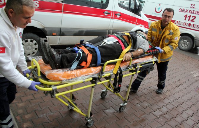Çatıdan düşen kişi, hastanede tedavi altına alındı