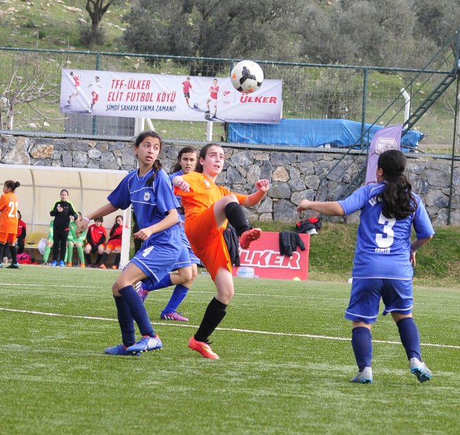 TFF-Ülker Elit Kız Köyü kapsamında 4'lü futbol turnuvası tamamlandı