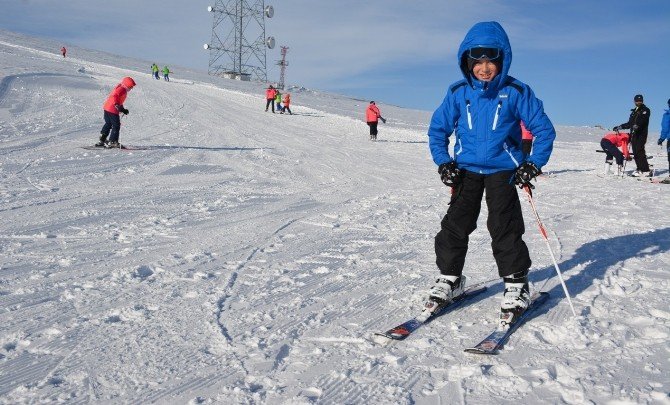 Tatvan’da Öğrencilere Ücretsiz Kayak Eğitimi