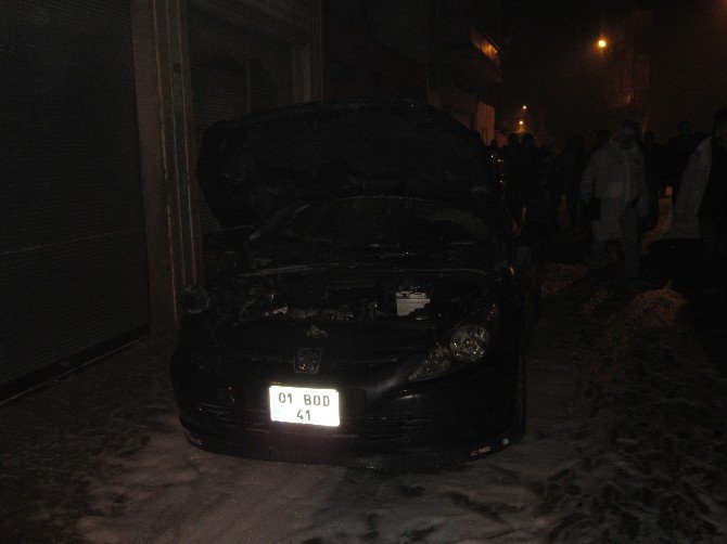Adana’da 3 Otomobil Kundaklandı