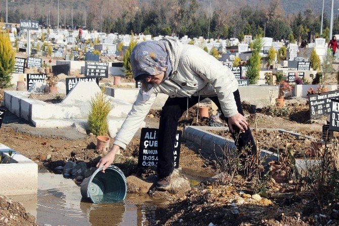 İzmir’de Mezarları Su Bastı