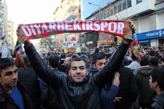 Diyarbakır’da Galibiyet Kutlamasında Olaylar Çıktı: 2 Yaralı