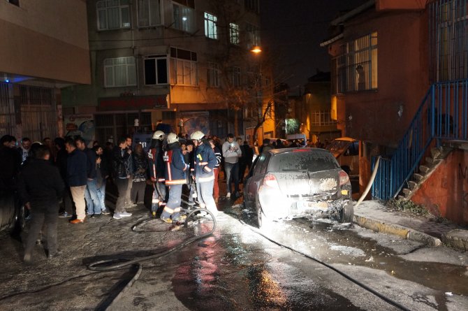 Beyoğlu’nda 4 araç kundaklandı