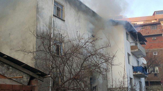 Tinercilerin Metruk Evde Çıkardığı Yangın Korkuttu