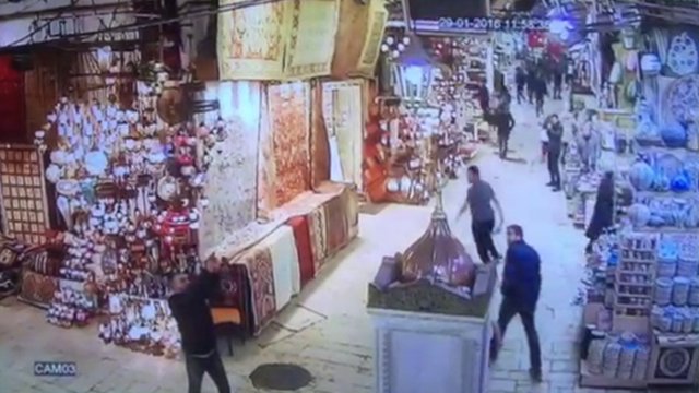 Mısır Çarşısı’nda silahlı şahıs paniği kamerada