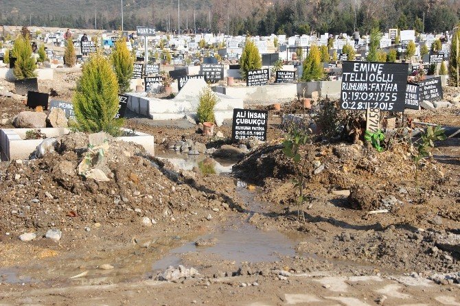 İzmir’de Mezarları Su Bastı