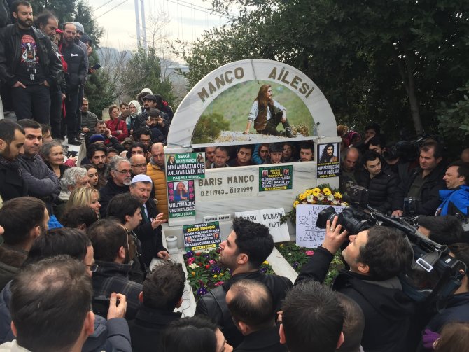 Barış Manço, mezarı başında dualarla anıldı