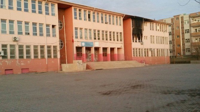 Teröristler Şırnak’ta 3 Okul Yaktı