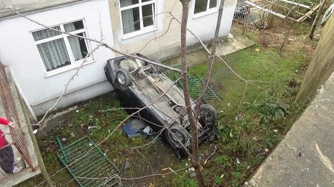 Otomobil İstinat Duvarından Uçtu: 1 Yaralı