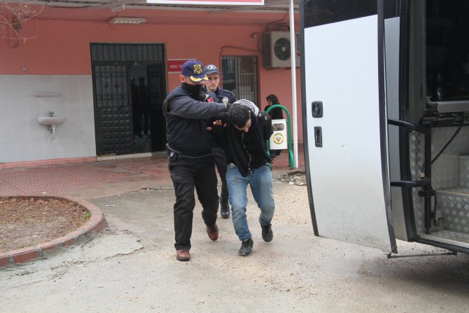 Korsan gösterilerde polise bomba attıkları iddiasıyla 14 kişi yakalandı