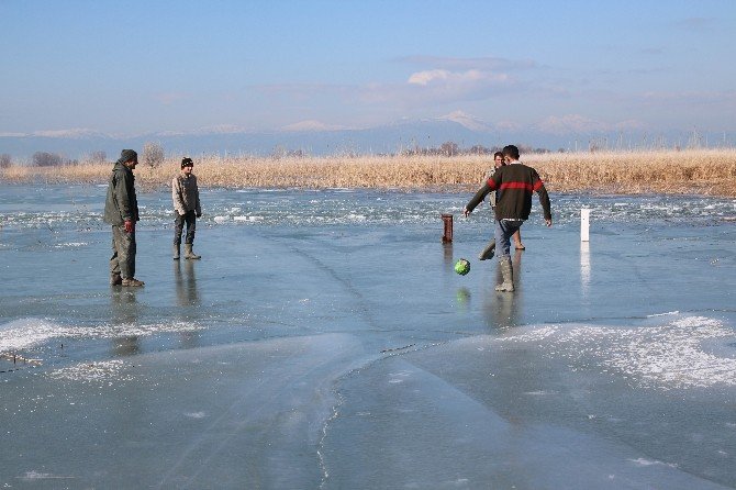 Balıkçılar Göl Buz Tutunca Top Oynamaya Başladı