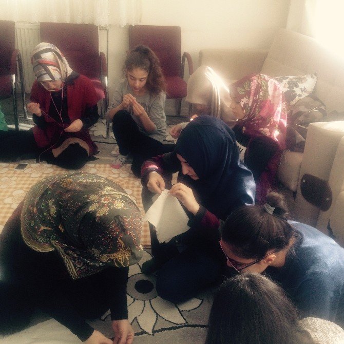 Bitlisli Kadınlar Suriyeliler İçin Örgü Örüyorlar