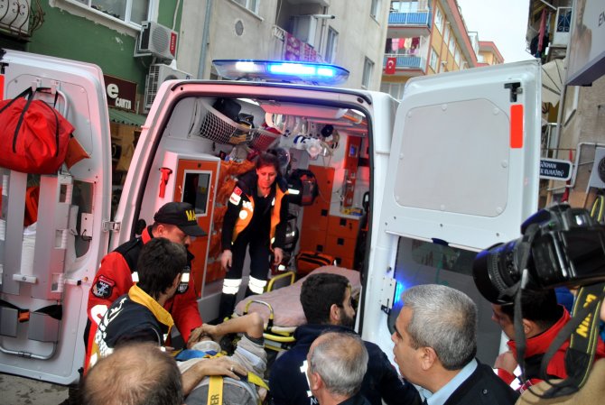 Mudanya'da asansör boşluğuna düşen işçi duvar kırılarak kurtarıldı