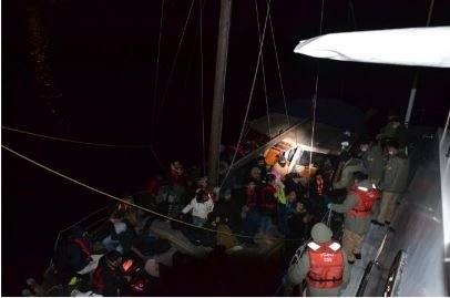 Ege'yi geçmeye çalışan göçmenleri Sahil Güvenlik kurtardı