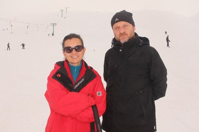 Elazığ’da Tatilciler, Kayak Merkezinde Karın Tadını Çıkartıyor