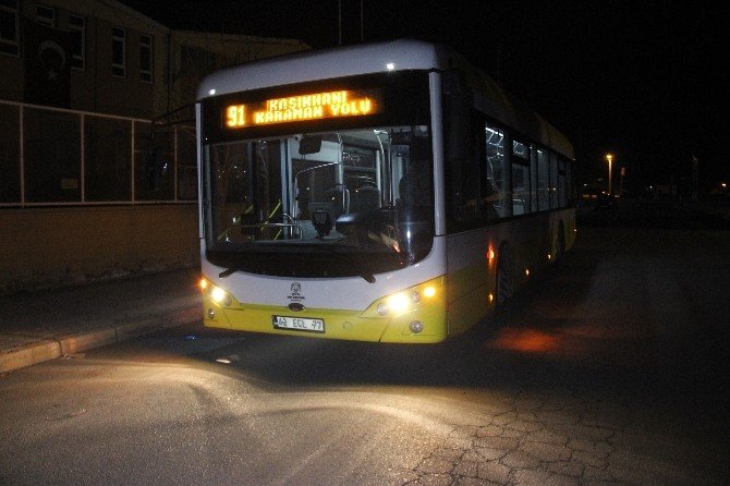 Otomobille Belediye Otobüsü Çarpıştı: Üç Yaralı
