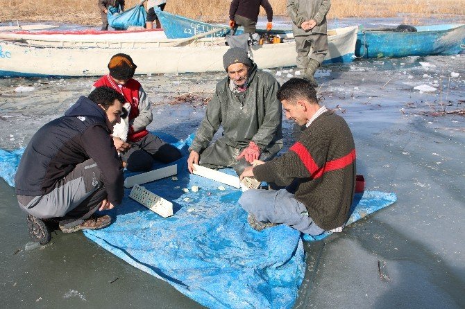 Balıkçılar Göl Buz Tutunca Top Oynamaya Başladı