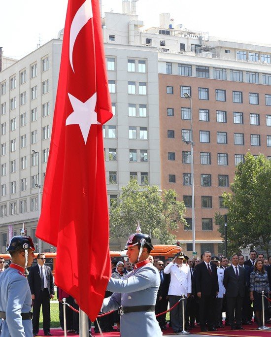 Cumhurbaşkanı Erdoğan Şili’de anıta çelenk koydu