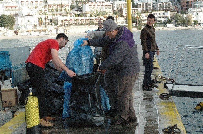 Öğrenciler Denizin Dibinden Tonlarca Çöp Çıkardı