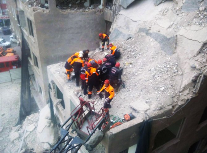 Balyozlarla yıkılan 6 katlı bina işçilerin üzerine çöktü