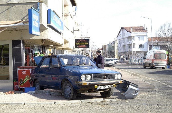 Otomobil Bakkala Dalmaktan Son Anda Kurtuldu: 4 Yaralı