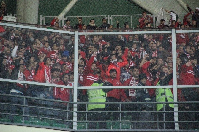 Antalyaspor Taraftarından Milli Stada Zarar