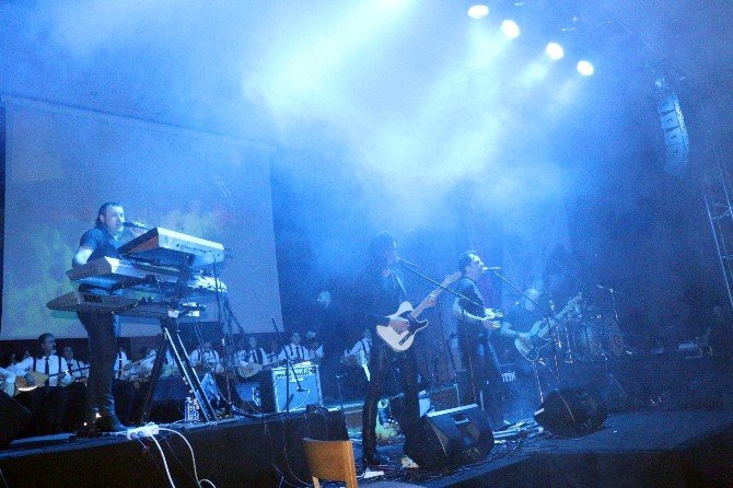 Barış Manço, Sazdan Adam Ve Kurtalan Ekspres Konseriyle Anıldı