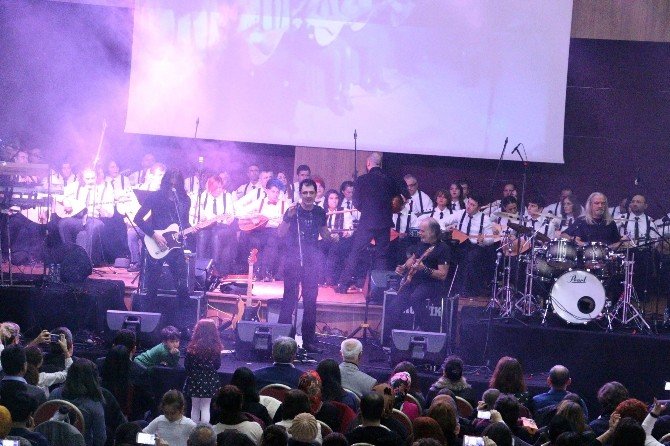 Barış Manço, Sazdan Adam Ve Kurtalan Ekspres Konseriyle Anıldı