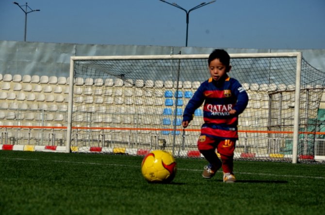 Poşetten formasıyla dünya gündemine gelen Afganlı Murtaza, Messi ile buluşacak