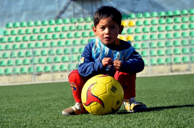 Poşetten formasıyla dünya gündemine gelen Afganlı Murtaza, Messi ile buluşacak