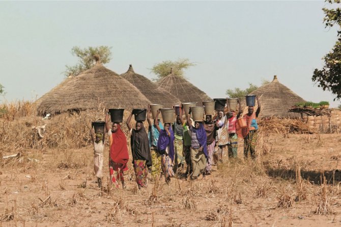 Afrika'da açılan su kuyuları kadınların yüzünü güldürüyor