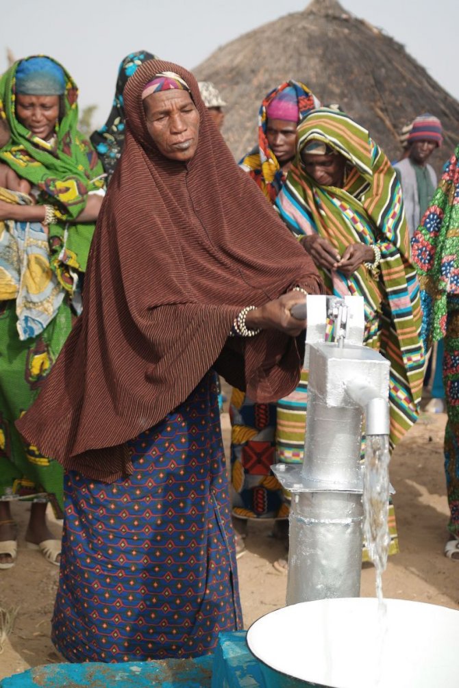 Afrika'da açılan su kuyuları kadınların yüzünü güldürüyor