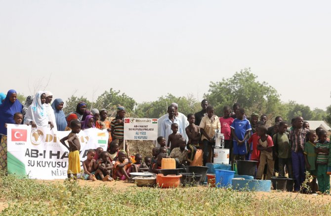 Afrika'da açılan su kuyuları kadınların yüzünü güldürüyor