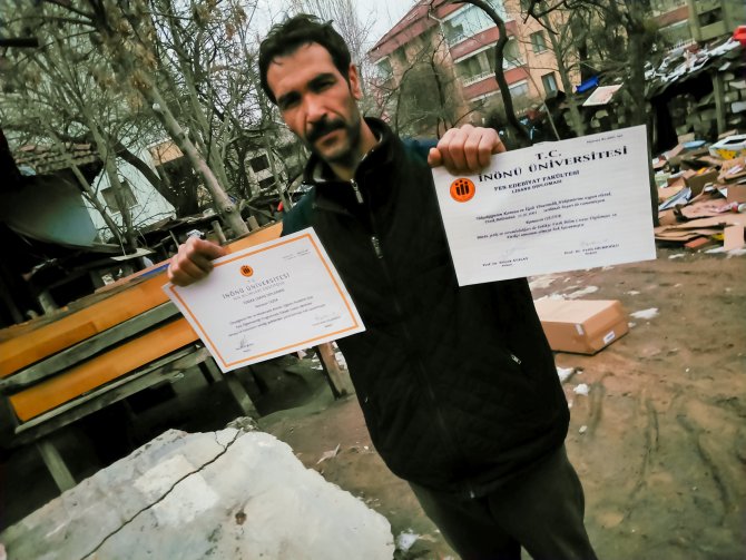 Çöpten kâğıt toplayan fizikçi Gezer, 'öğretmenlik' teklifini kabul etmedi