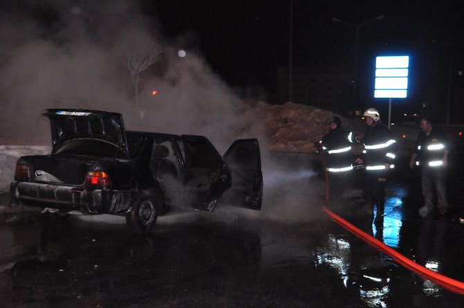 Bitlis’te seyir halindeki otomobil yandı