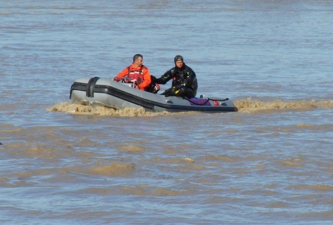Irmakta Kaybolan Avcıyı Jöak Arıyor